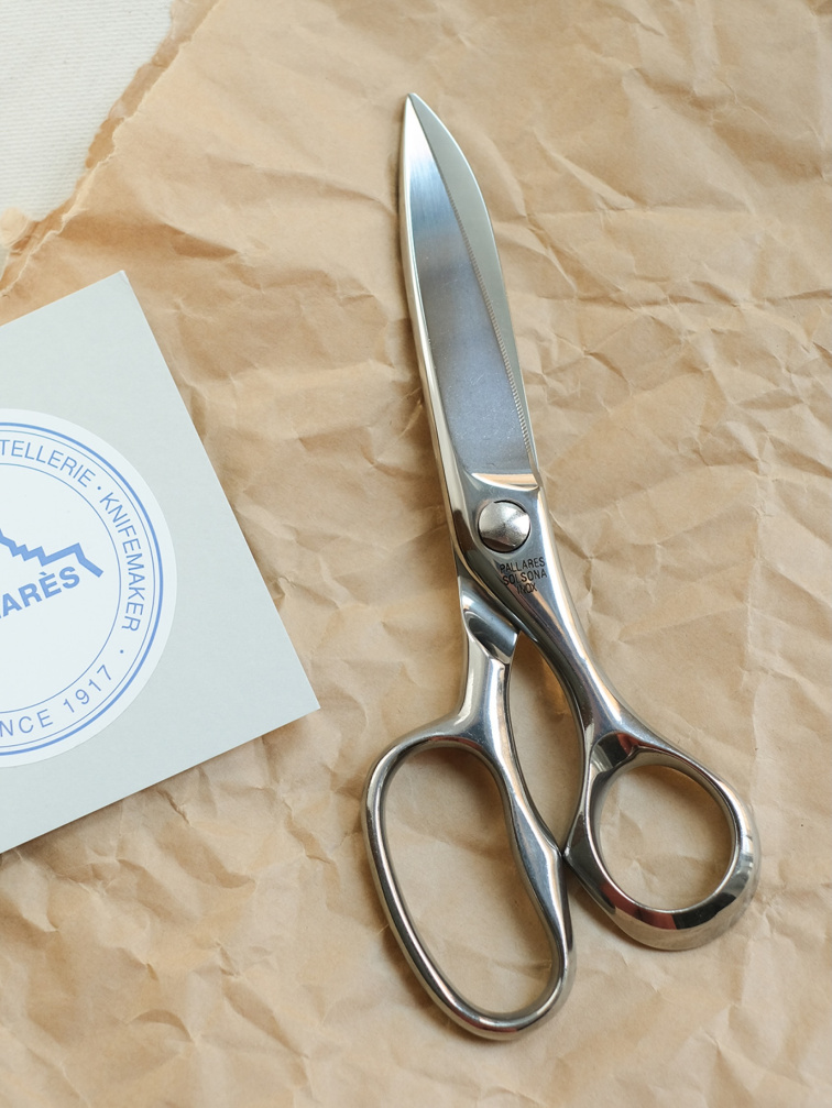 Kuchyňské nůžky Pallares s kovovou konstrukcí na dřevěném podkladu