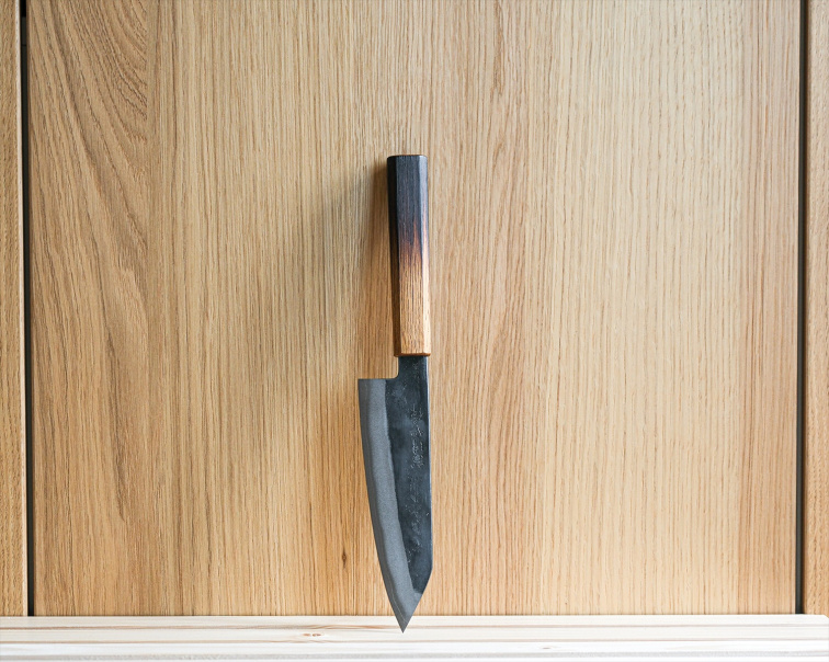 Okeya nože: krása v nedokonalosti, síla v detailu