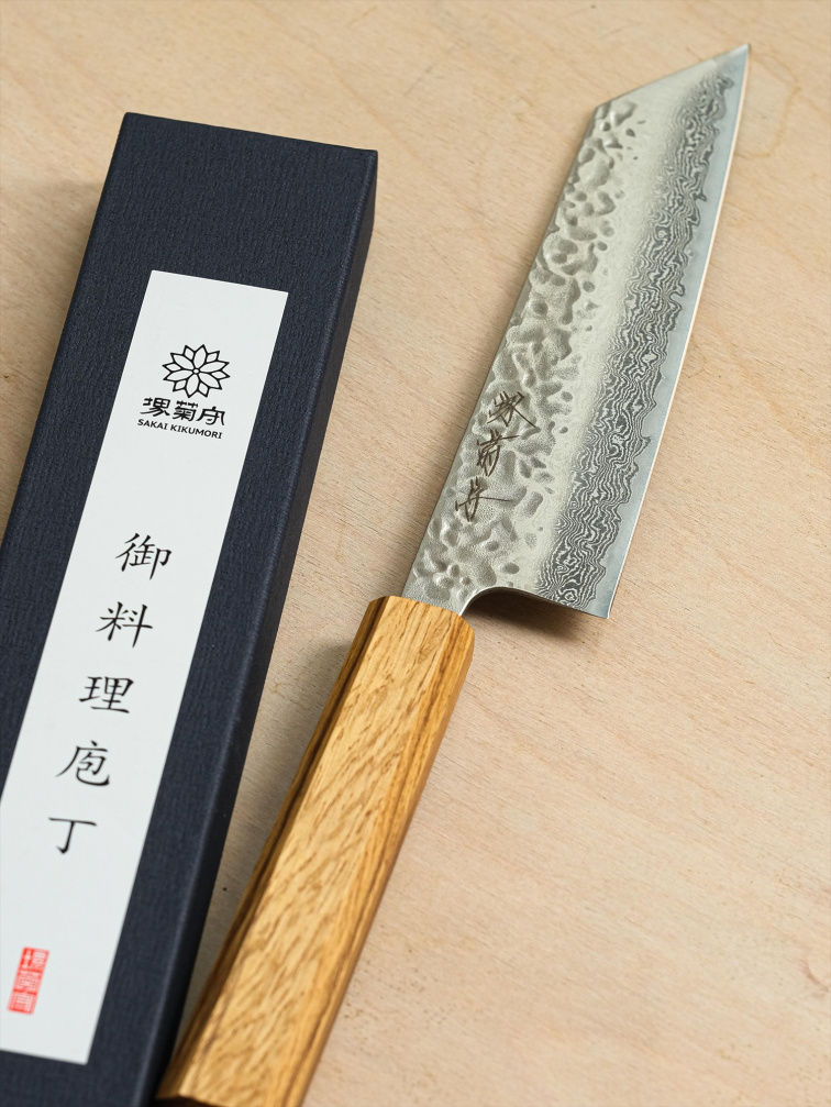 Dřevěná rukojeť japonského nože s tradičním zpracováním