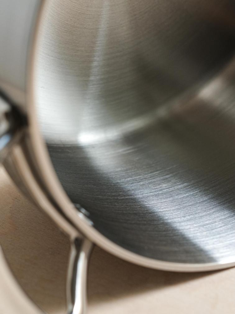 Samuel Groves - Uhlíková ocel vs. nerezová ocel: Co se skutečně děje při vaření