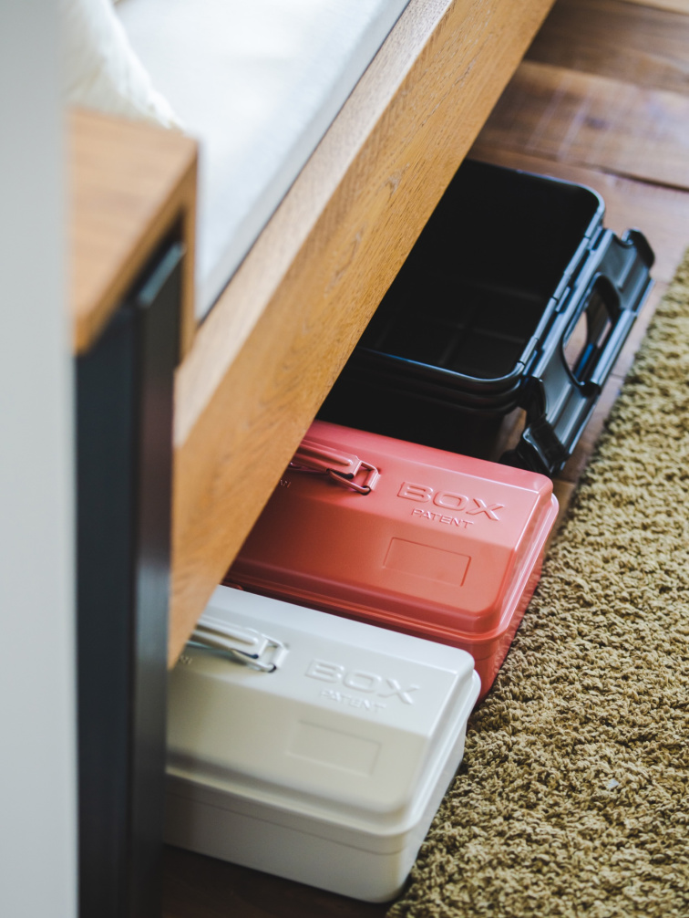 detail ocelového boxu Toyo Steel s madlem