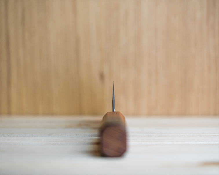 Ruční japonský nůž Bunka 165 mm Akihito Fujiwara na kuchyňském prkénku