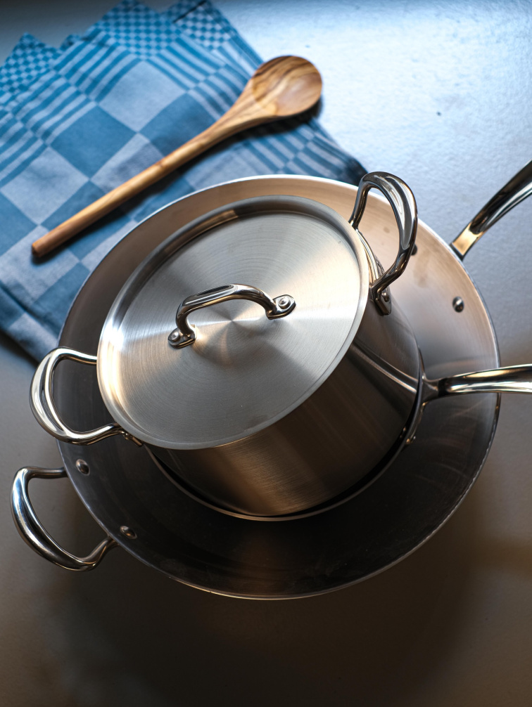 Samuel Groves - Uhlíková ocel vs. nerezová ocel: Co se skutečně děje při vaření