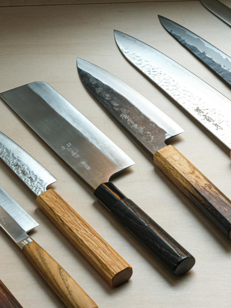 Sada japonských kuchyňských nožů na dřevěné desce – ukázka výběru nožů na míru
