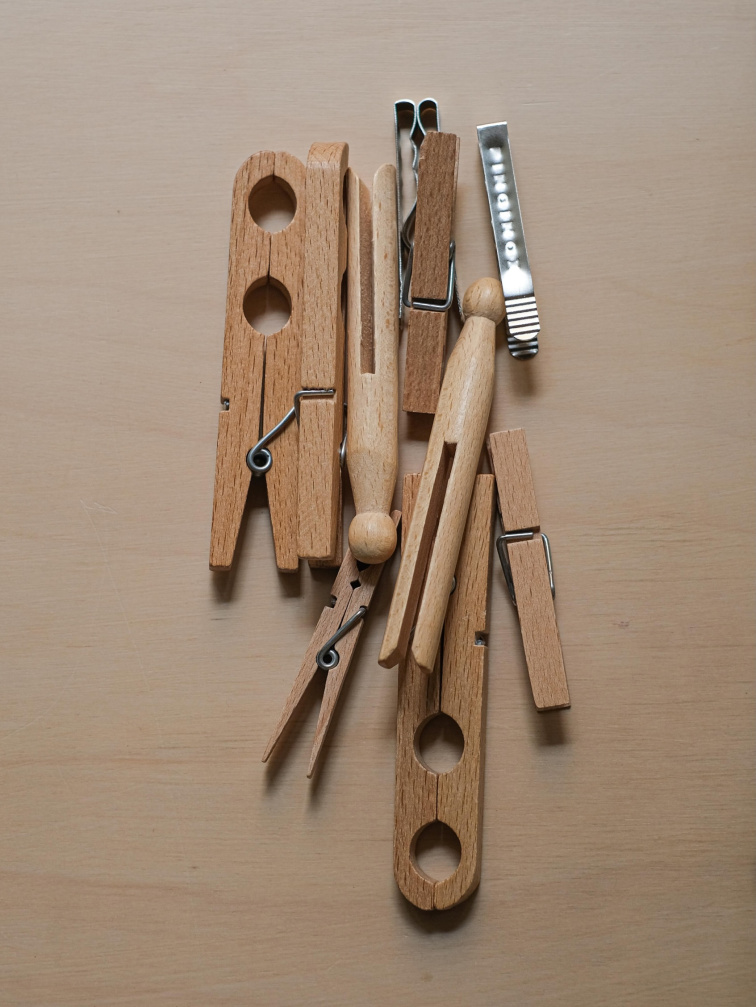 Nástroje z přírodního dřeva od Receker a Iris Hantwerk na dřevěné desce