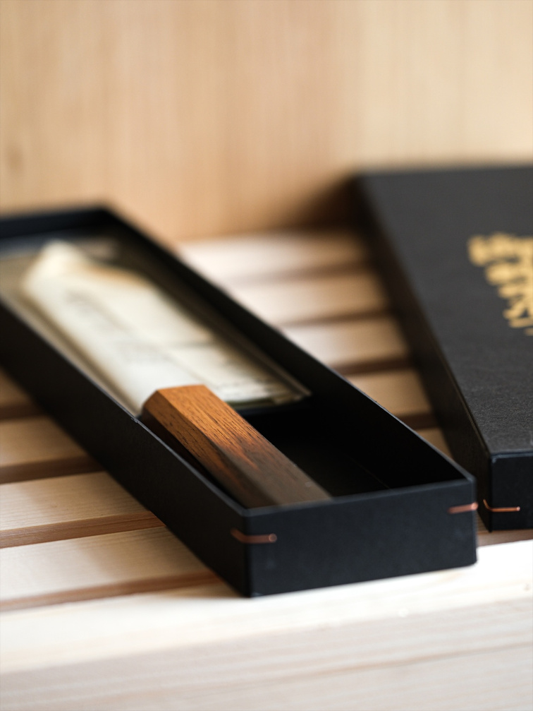 Oktagonální rukojeť z opáleného dubu – Bunka nůž Akihito Fujiwara