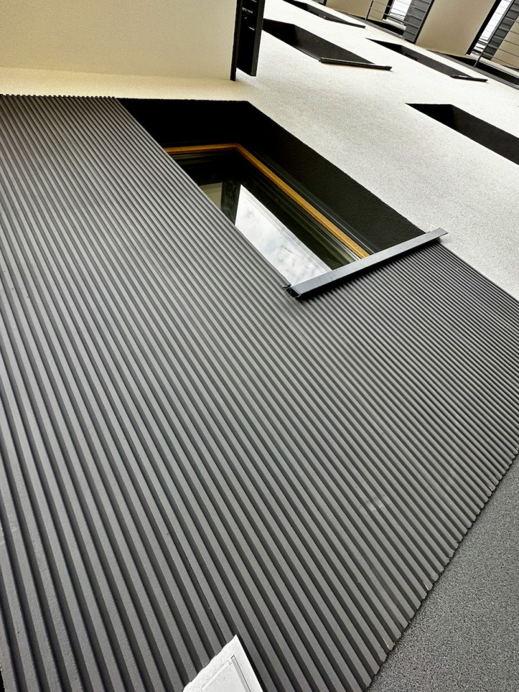 Ryhovaný fasádny obklad Izoflex Lamell LAM/01/N – moderný lamelový vzhľad