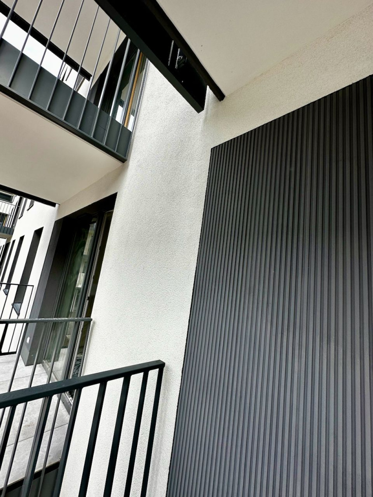 Ryhovaný fasádny obklad Izoflex Lamell LAM/01/N – moderný lamelový vzhľad