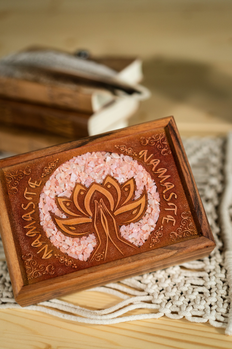Drevený box s nápisom Namaste a ruženínom