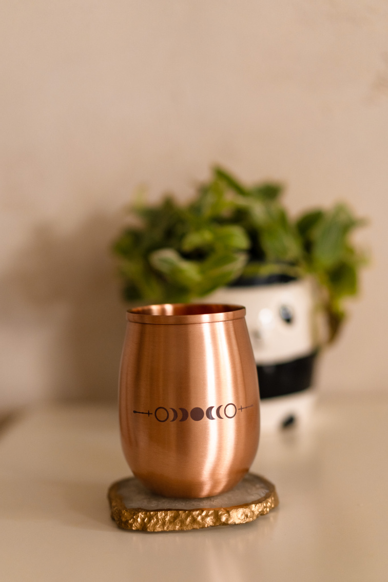 Medený pohár s mesačnými fázami – ručne gravírovaný