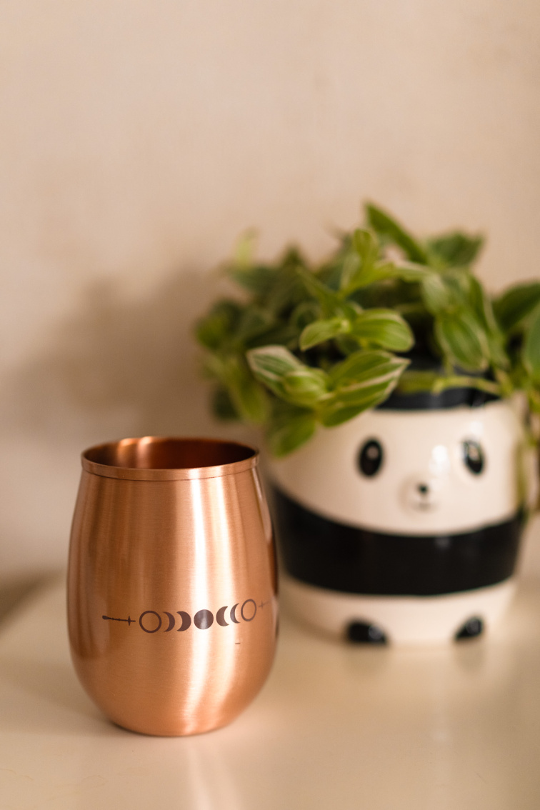 Medený pohár s mesačnými fázami – ručne gravírovaný