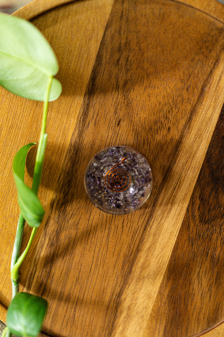 Orgonitový stojan na guľu – Ametyst