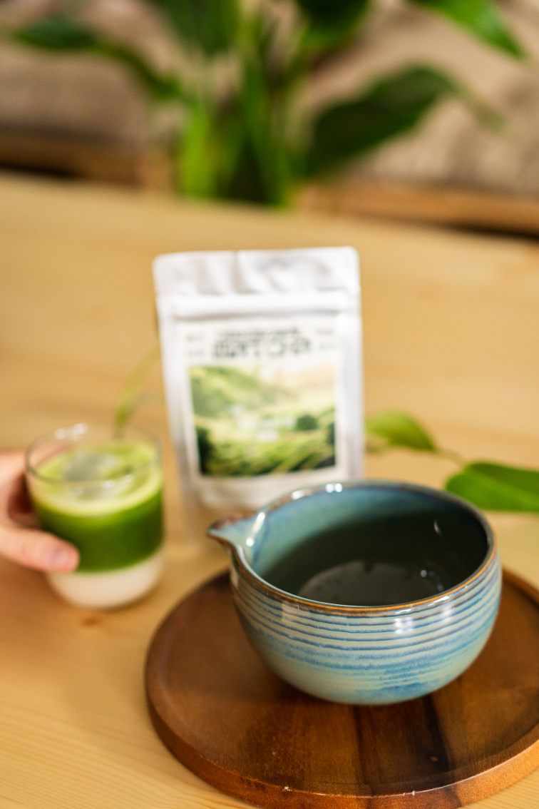 Tradičná japonská miska na matchu Tiruburu s výlevkou