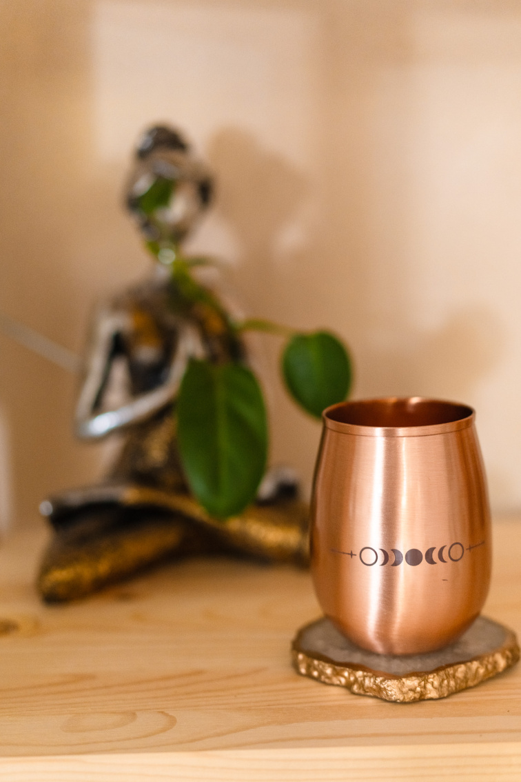 Medený pohár s mesačnými fázami – ručne gravírovaný