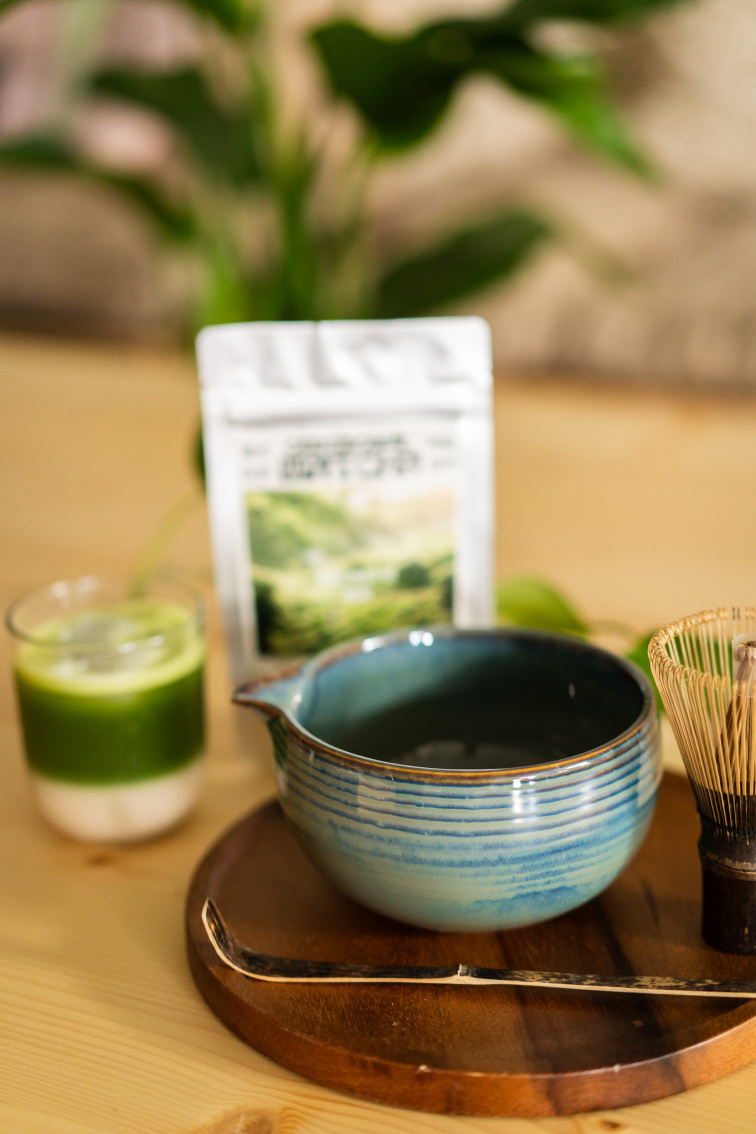 Tradičná japonská miska na matchu Tiruburu s výlevkou