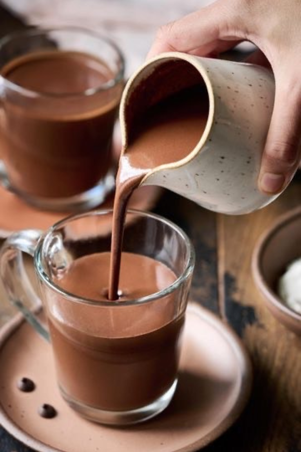 🥛 Prečo Kravské Mlieko Ničí Váš Kakaový Rituál? A Čím Ho Nahradiť