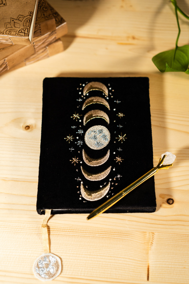 Zamatový diár - čierny zápisník s fázami mesiaca