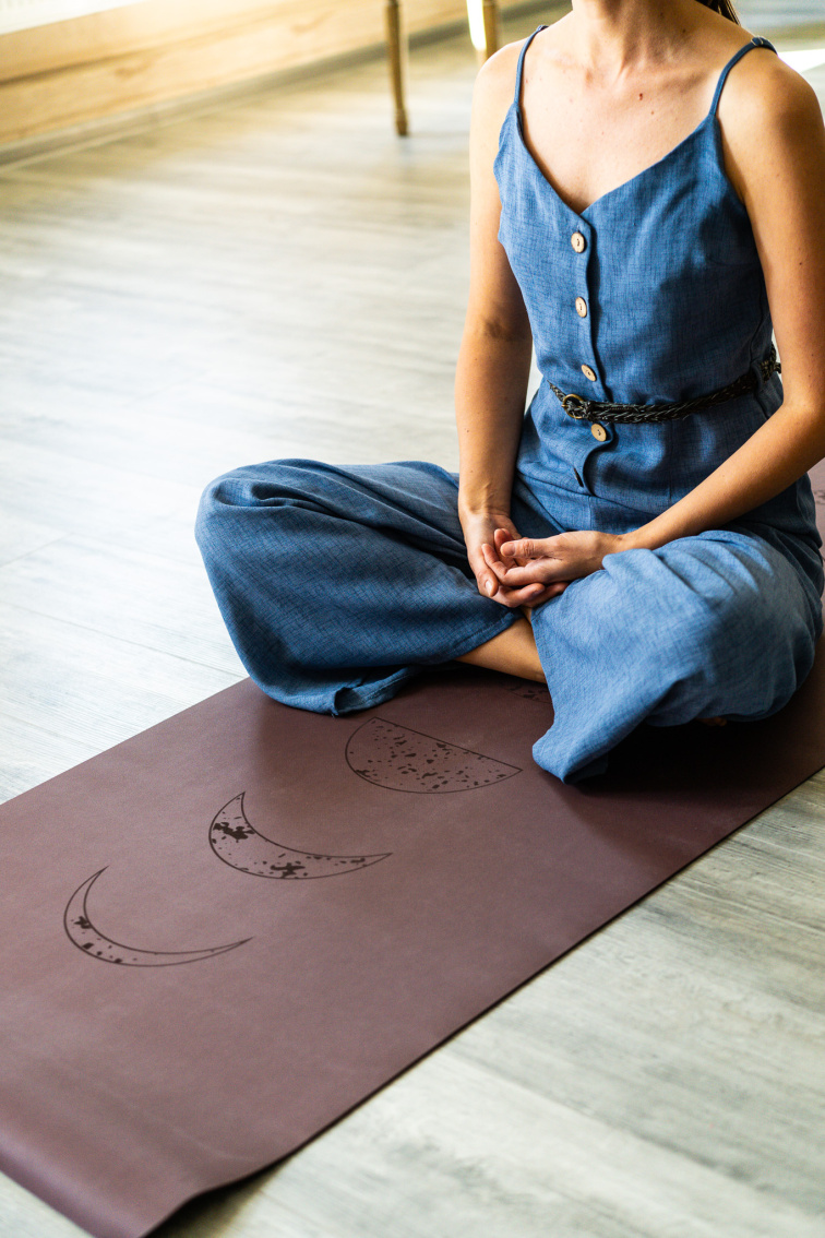 Podložka na jogu Yogi & Yogini – Fázy mesiaca farba Aubergine