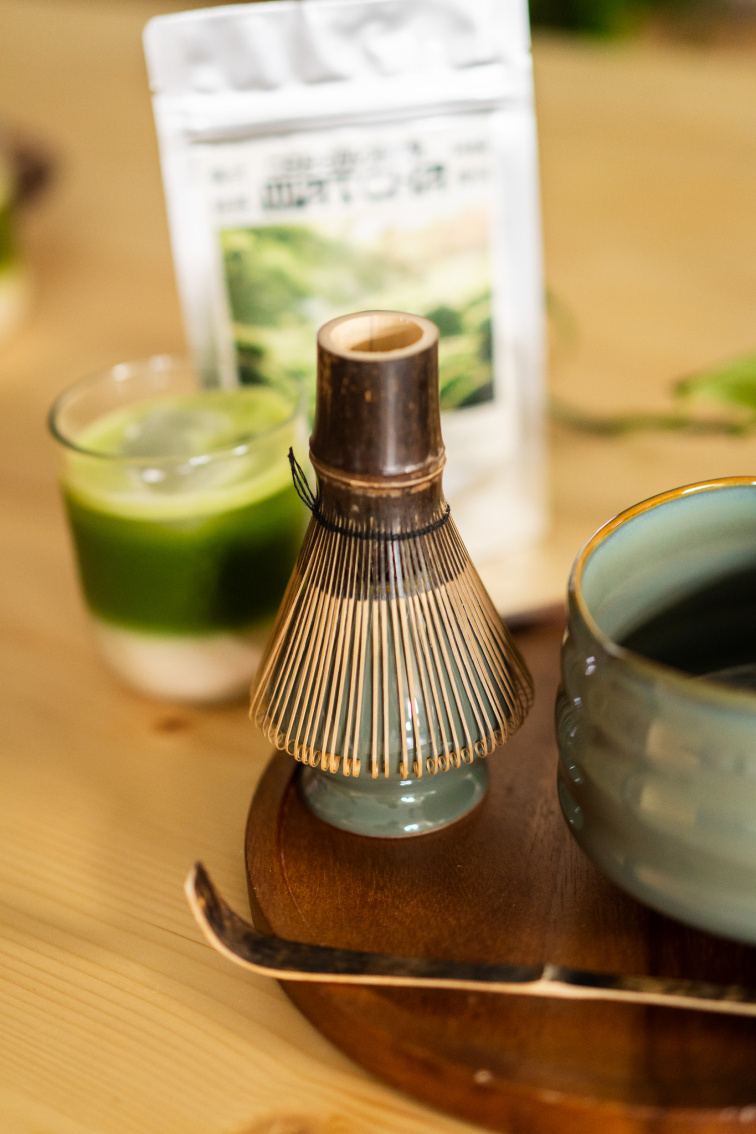 Tradičná japonská miska na matchu Tiruburu s výlevkou