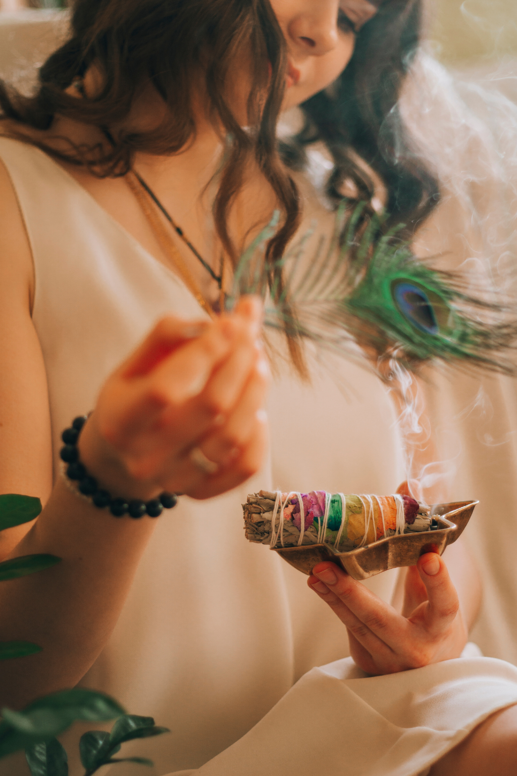 Súboj Titanov Očisty: Kedy použiť Palo Santo na pritiahnutie a kedy Šalviu na rázne prepustenie energie?