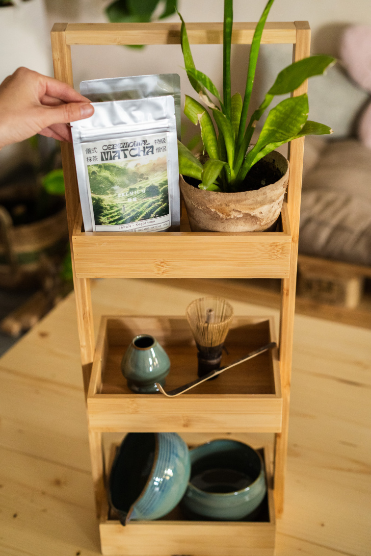 Tradičná japonská miska na matchu Tiruburu s výlevkou