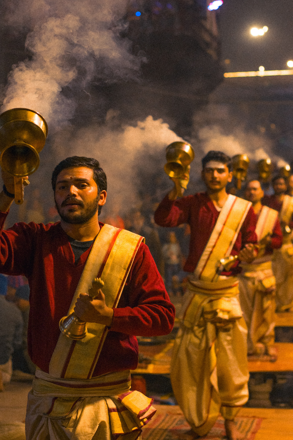 Súboj Titanov Očisty: Kedy použiť Palo Santo na pritiahnutie a kedy Šalviu na rázne prepustenie energie?