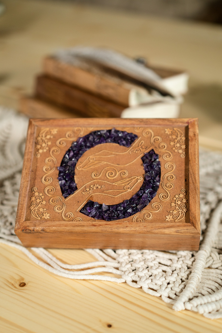 Drevený box s motívom rúk a ametystom