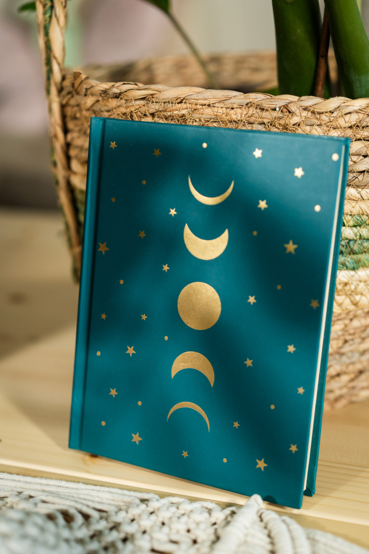 Zápisník s motívom fáz Mesiaca a hviezd