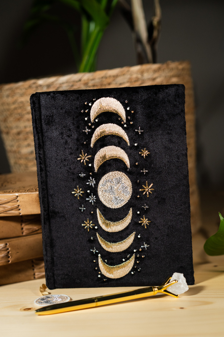 Zamatový diár - čierny zápisník s fázami mesiaca