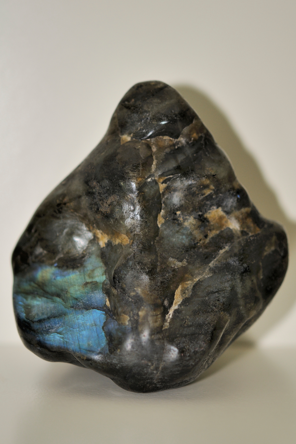 Obelisk z Labradoritu