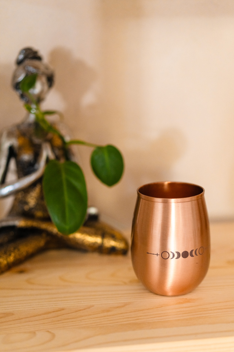 Medený pohár s mesačnými fázami – ručne gravírovaný