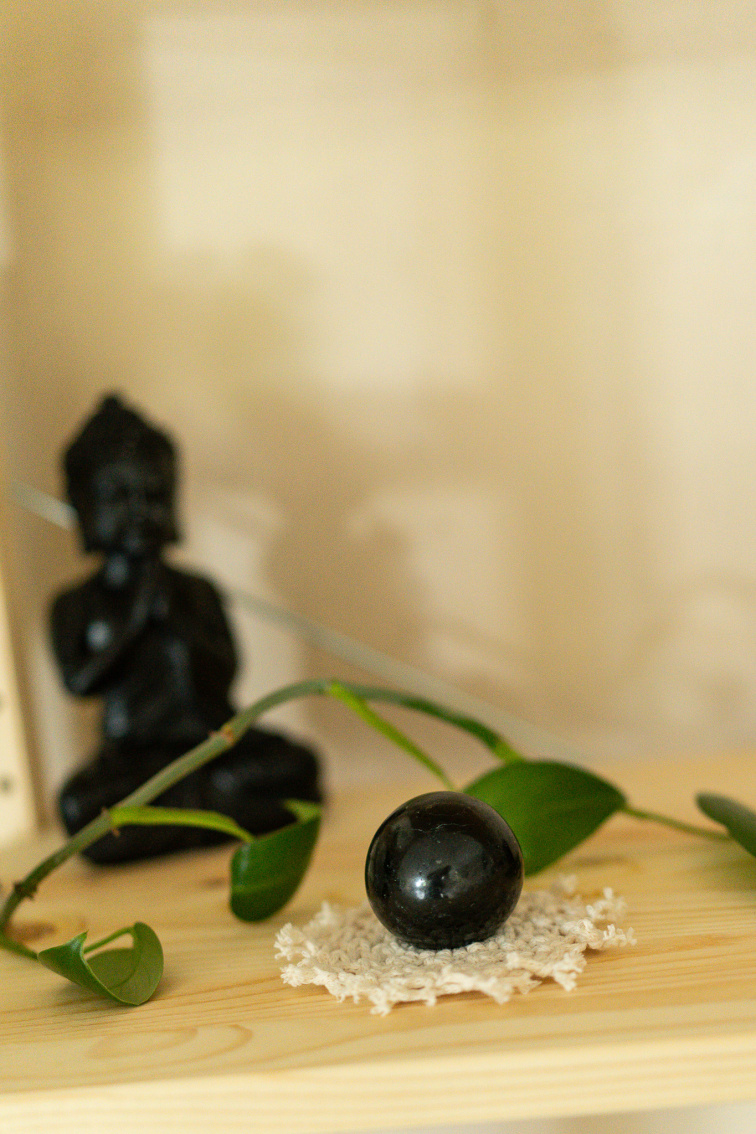 Guľa z čierneho turmalínu