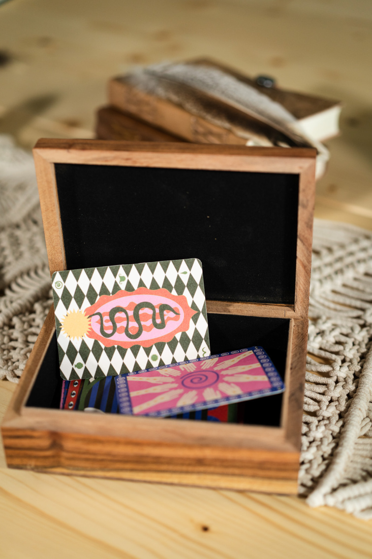 Drevený box s nápisom Namaste a ruženínom