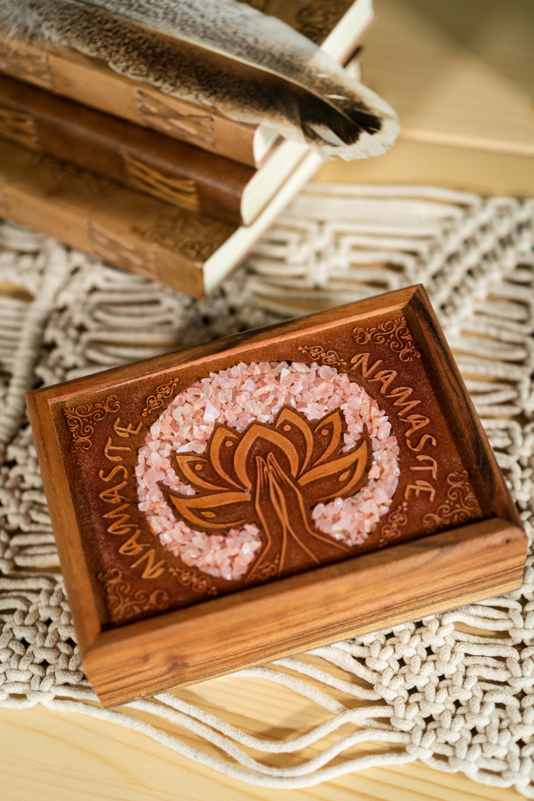 Drevený box s nápisom Namaste a ruženínom
