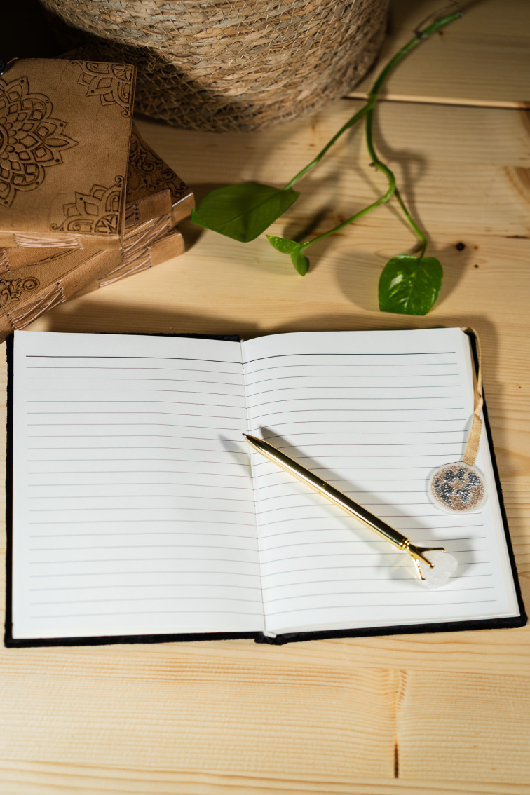 Zamatový diár - čierny zápisník s fázami mesiaca