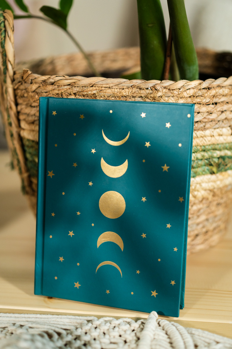 Zápisník s motívom fáz Mesiaca a hviezd