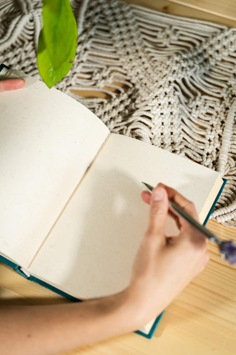 Zápisník s motívom fáz Mesiaca a hviezd