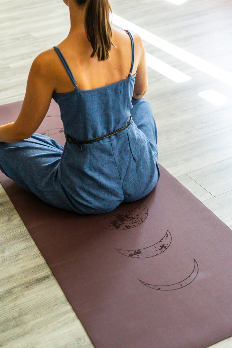 Podložka na jogu Yogi & Yogini – Fázy mesiaca farba Aubergine