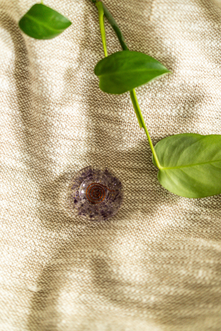 Orgonitový stojan na guľu – Ametyst