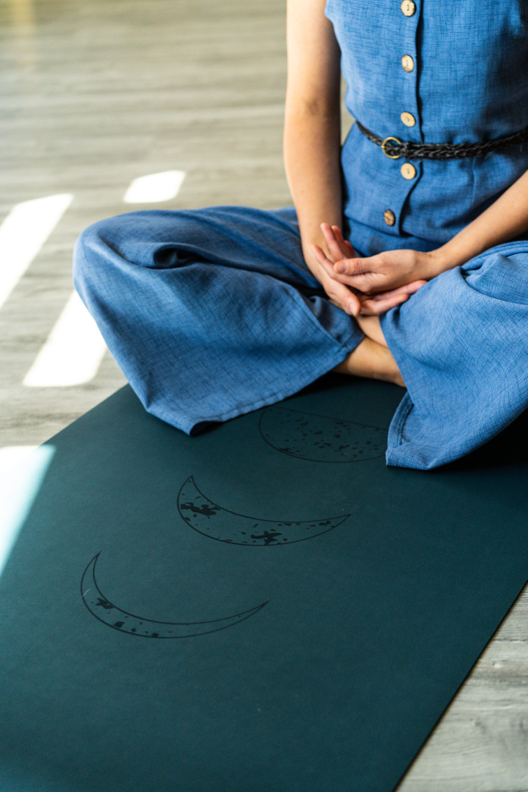 Podložka na jogu Yogi & Yogini – Fázy mesiaca farba Petrol