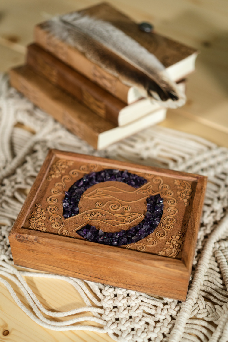 Drevený box s motívom rúk a ametystom