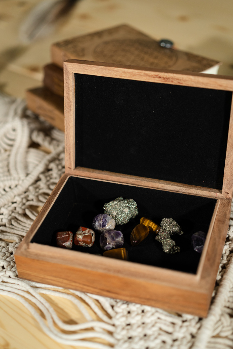 Drevený box s motívom rúk a ametystom