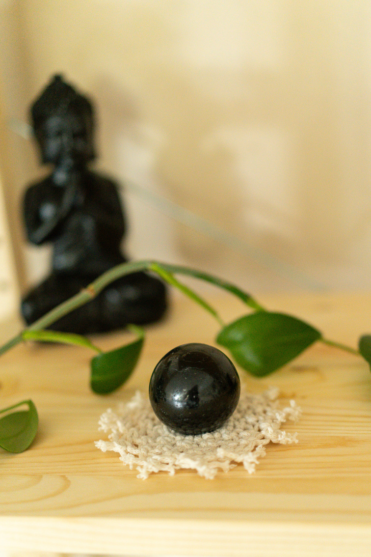 Guľa z čierneho turmalínu