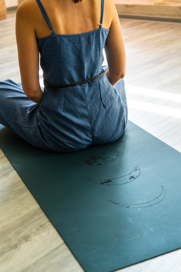 Podložka na jogu Yogi & Yogini – Fázy mesiaca farba Petrol