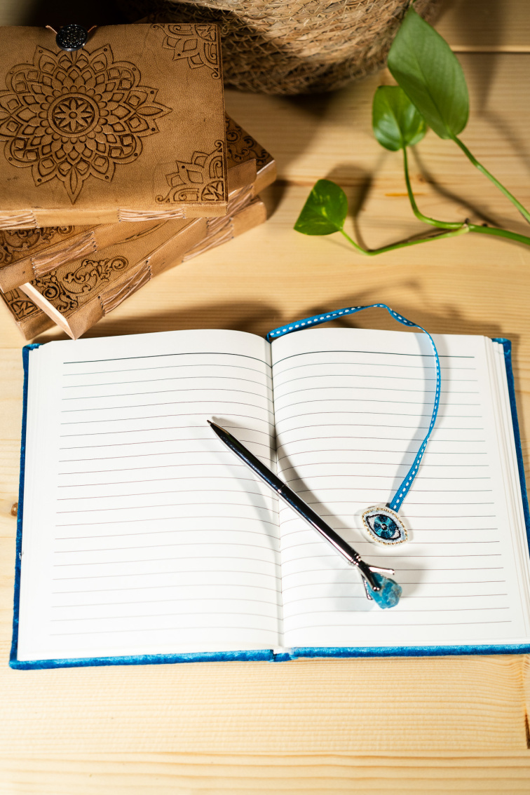 Zamatový Diár - Hlboká Modrá s Ochranou Oka