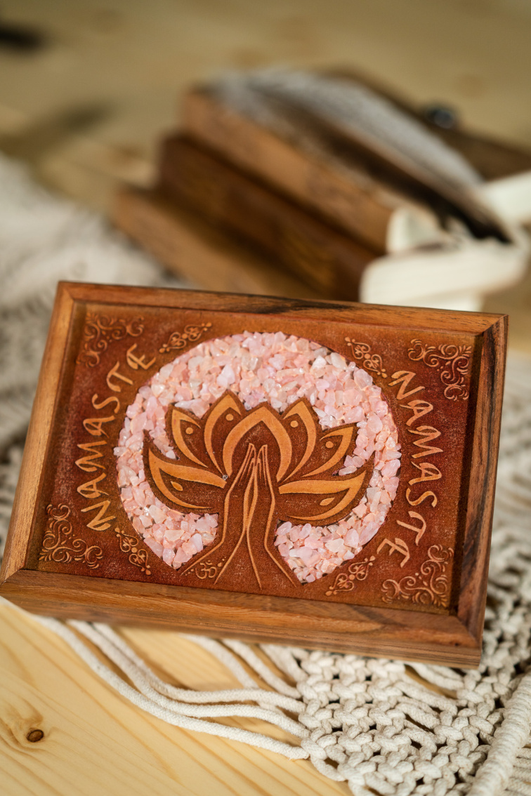 Drevený box s nápisom Namaste a ruženínom