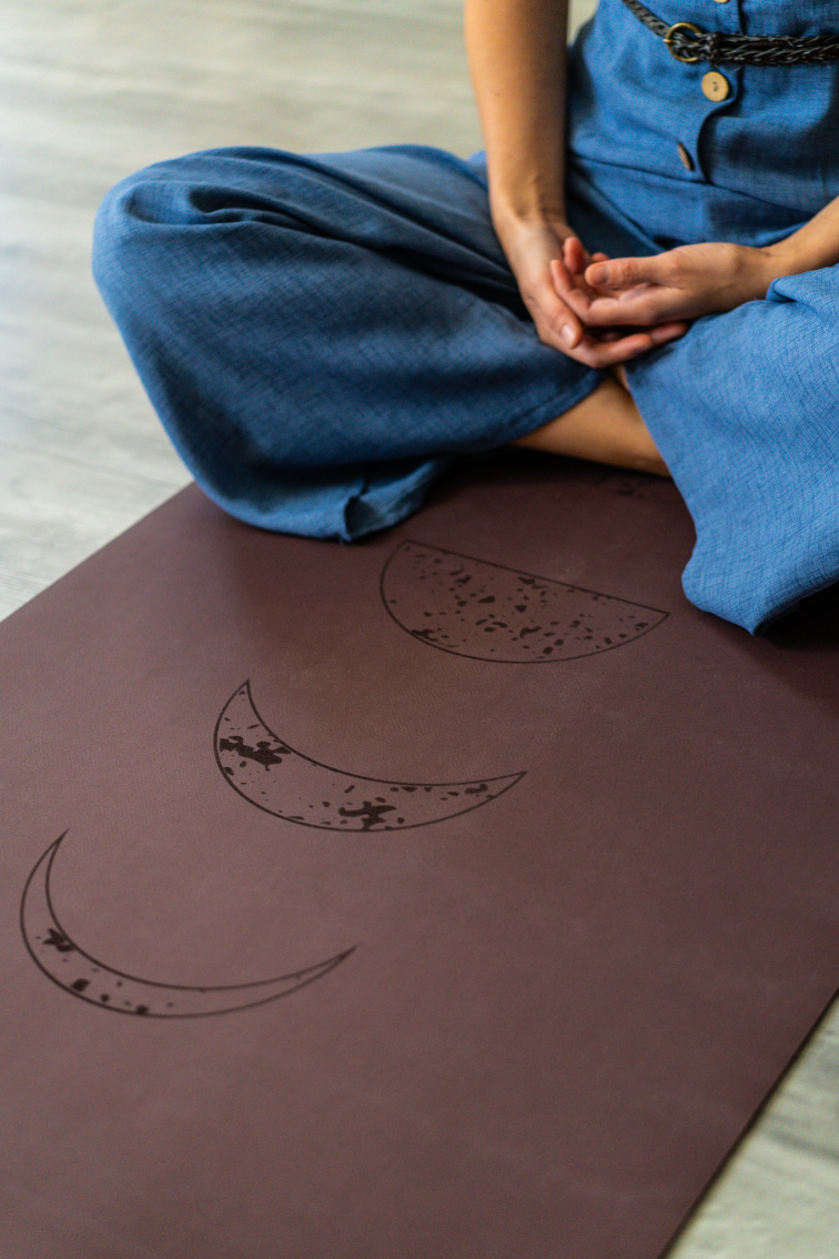 Podložka na jogu Yogi & Yogini – Fázy mesiaca farba Aubergine