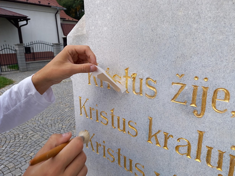 obnova písma na náhrobku