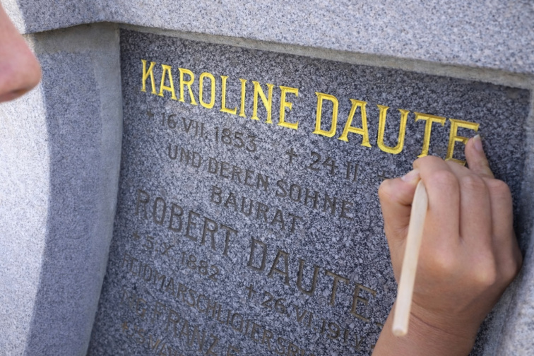 Zlatá barva na písmo v kameni