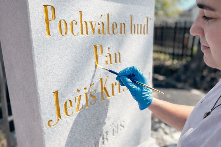 Zlatá barva na písmo v kameni